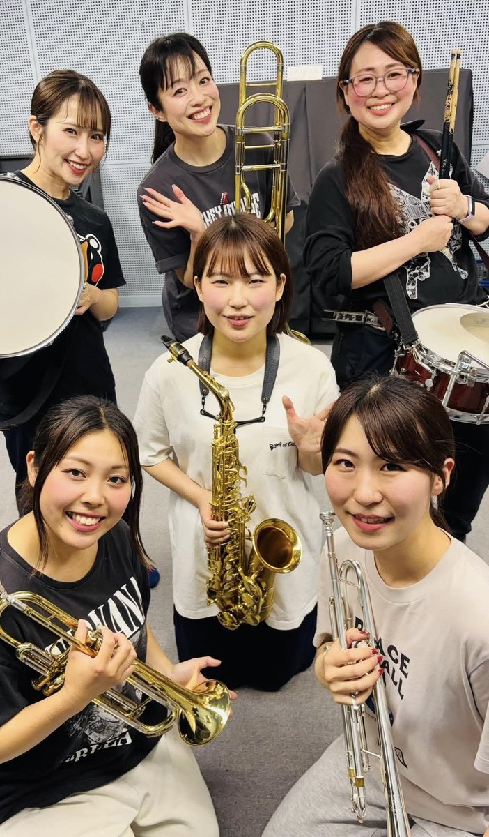 harukedrum's tweet photo. 本日は海老名ビナウォークにて
踊るブラスバンド
THE RED CATSです🥁

短い首を長ーくして🦒
皆様とお会いできるのを楽しみにしてます❣️

お時間ご確認くださいね♪

@THE_REDCATS 
#ビナウォーク https://t.co/AomeLKerxY
