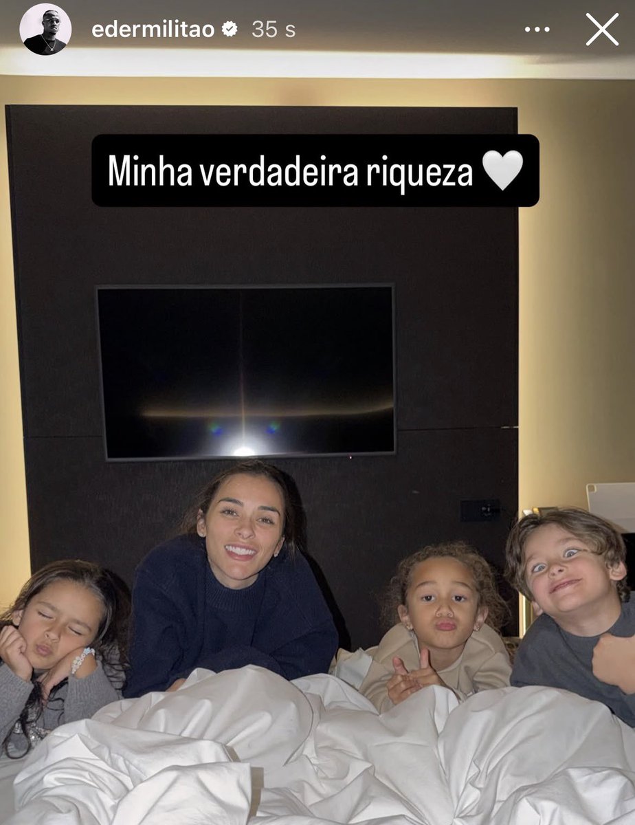Clarice66151's tweet photo. Tudo que a outra queria e não conseguiu kkkkkkkkk mas as fãs acham tudo ela ser repórter da copa, sendo que ela sempre deixou claro que queria ter uma família kkkkkkkkk fãs da Karol cadê vocês? https://t.co/n5K6Ddi8nB