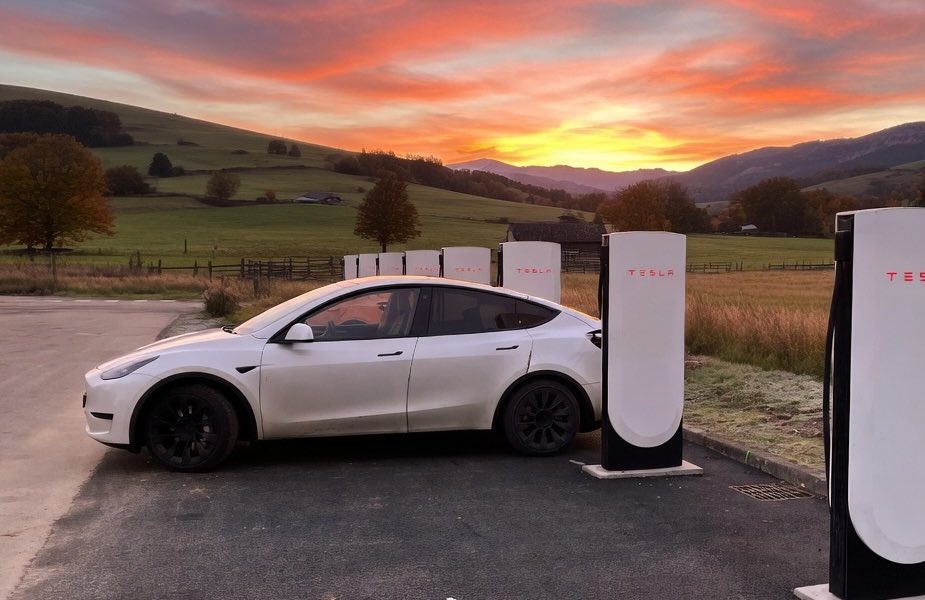 TheTeslaLife's tweet image. #Tesla’s biggest rivals fights charging wait times with a modern approach
teslarati.com/tesla-biggest-…