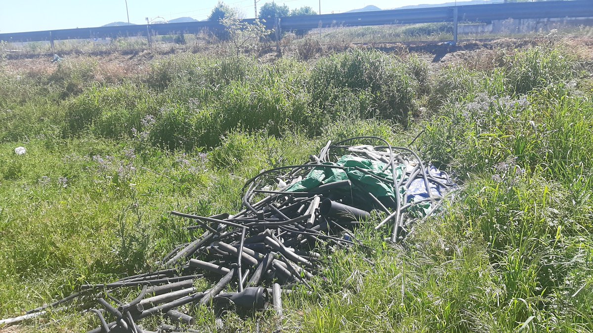 CUP_Mollet's tweet photo. 📢GentxMollet+CUP denuncia abocaments de residus a l'espai agrícola del #Calderí.
⚠️Es tracta de restes de materials de construcció i instal.lacions . 
⚠️ Per evitar l'efecte crida l'ajuntament ha d'actuar retirant els residus i identificant els culpables.
#Mollet
#Gent+CUP https://t.co/Gc4h1n7xyf