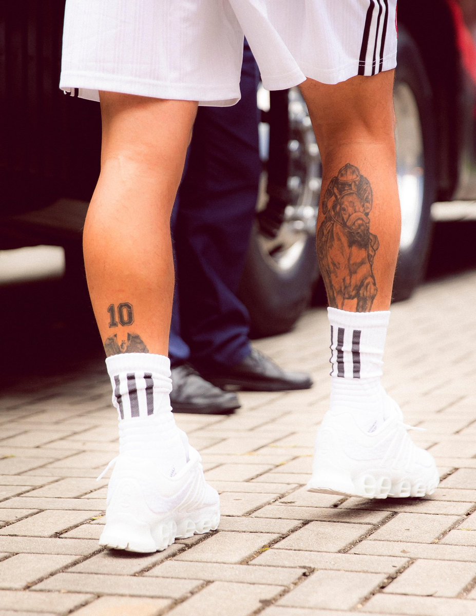 CentralFlaNacao's tweet photo. Essa tatuagem do Arrasca com o Urubu com a 14 e a 10 é muito foda!! 

ÍDOLO!! ❤️🖤 https://t.co/Cxz6jsaEp1