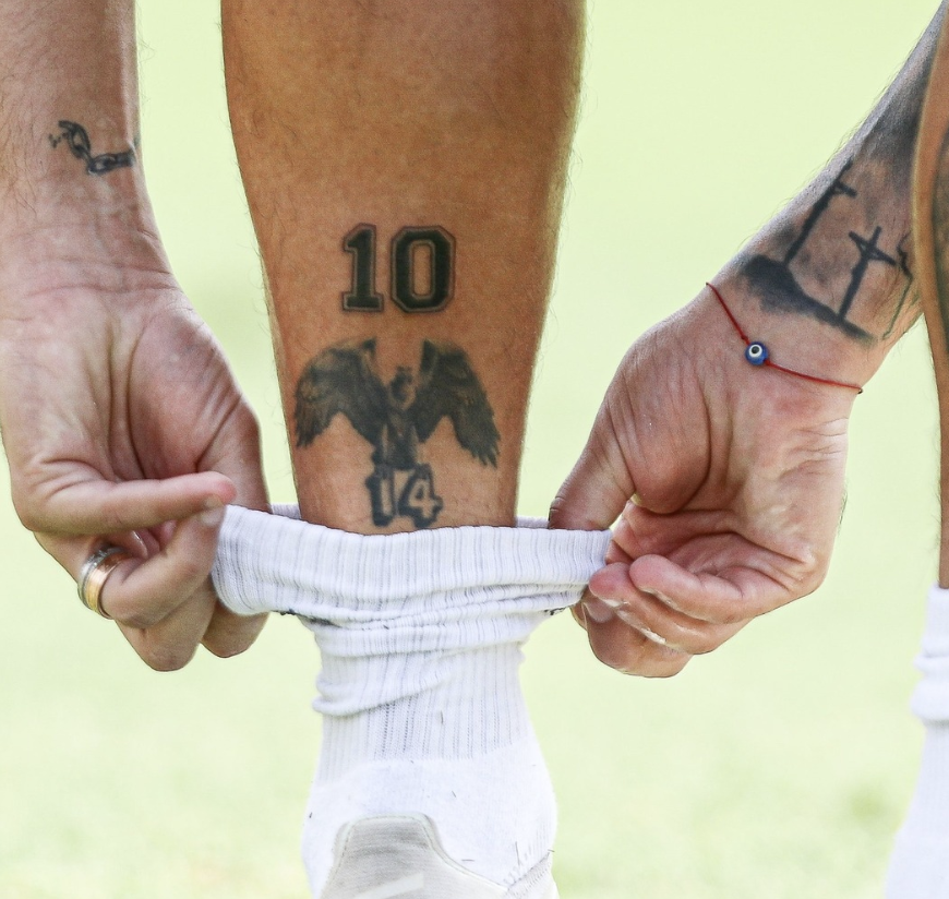 CentralFlaNacao's tweet photo. Essa tatuagem do Arrasca com o Urubu com a 14 e a 10 é muito foda!! 

ÍDOLO!! ❤️🖤 https://t.co/Cxz6jsaEp1