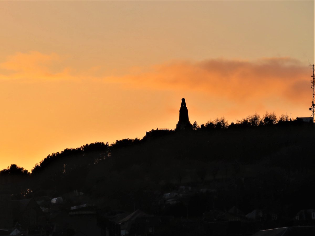 _DundeePerfect_'s tweet image. Love when #Dundee looks like this at this time of the day. #Moon almost direct South.
Remember when said this orange was Sahara Dust....
As the day goes on, the lowering sun means that light has to travel further through the atmosphere than it does when the sun is at its height.