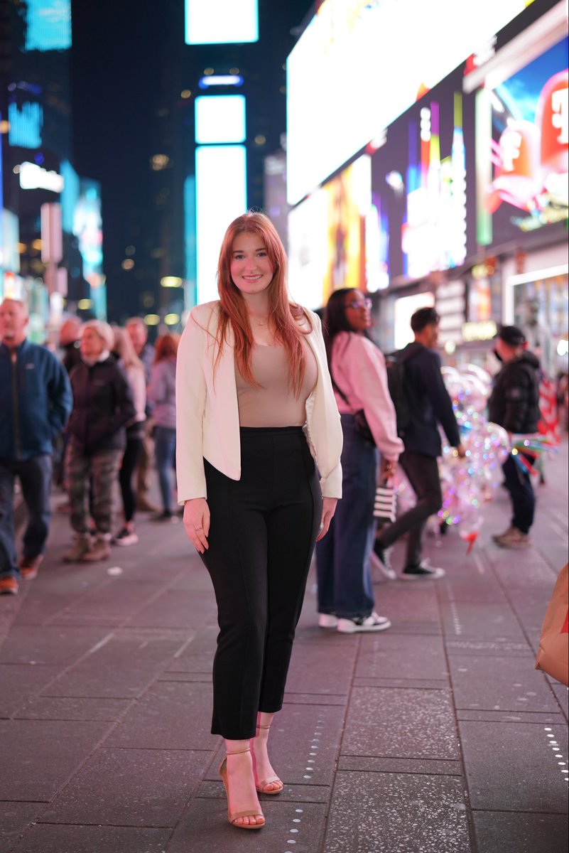 _JTrades_'s tweet photo. The #NYC tourist trap scams got me because this guy kept following me around with his fancy camera but I'm not mad because these photos are so good they kinda look Al generated. 🤩 
And no, I did not plan on walking Times Square with heels on, it just happened like that. 😂😭 https://t.co/GYlRFYwWKe