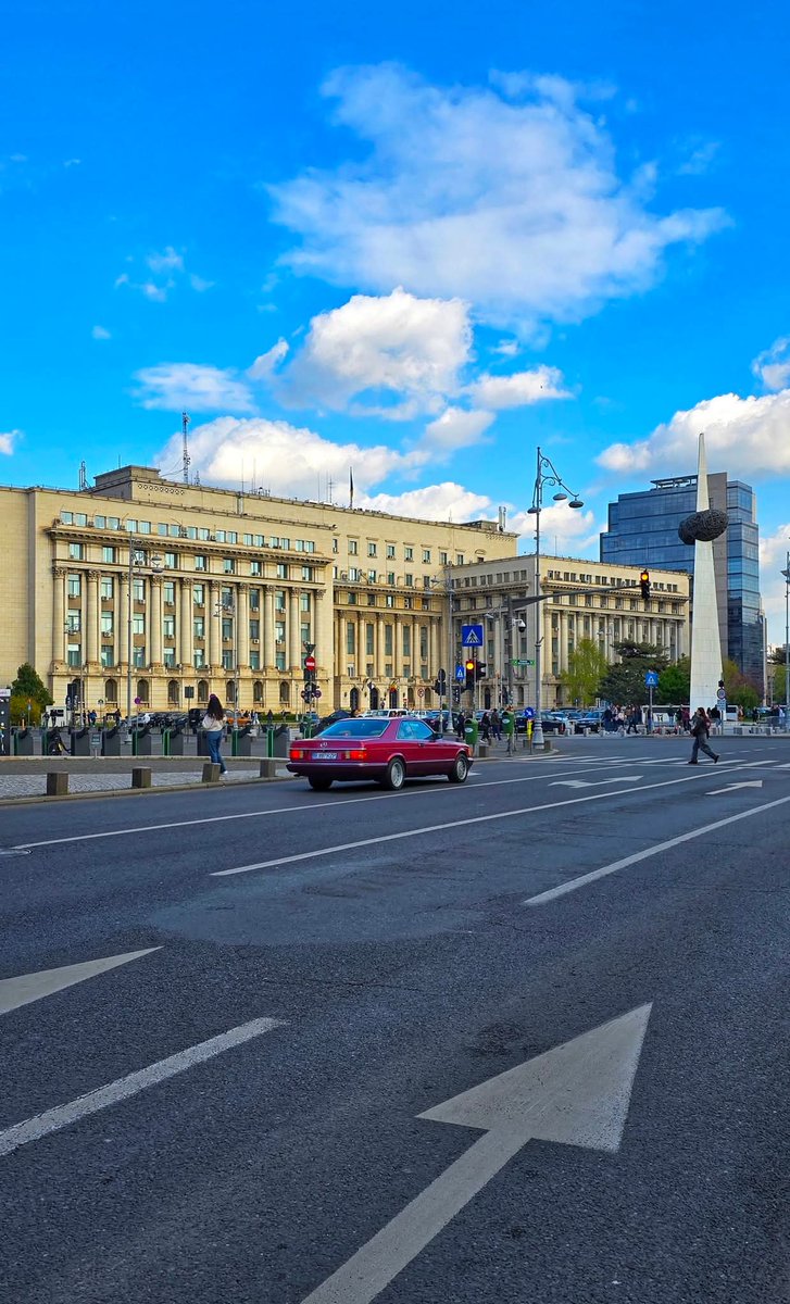 Travel_2Romania's tweet image. Sweet Bucharest - Când Bucureștiul devine muzeu în aer liber🚗

#bucuresti #bucharest #romania #visitbucharest #visit #destinatieturistica #retromobil 
📷 Sweet Bucharest