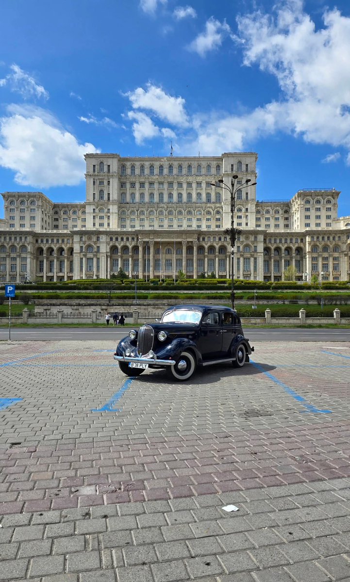Travel_2Romania's tweet image. Sweet Bucharest - Când Bucureștiul devine muzeu în aer liber🚗

#bucuresti #bucharest #romania #visitbucharest #visit #destinatieturistica #retromobil 
📷 Sweet Bucharest