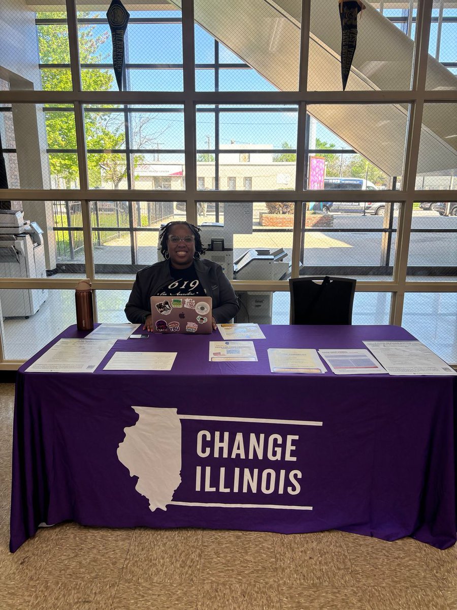 CHANGEIL's tweet photo. Thank you to the 15th District Police Department for having CHANGE Illinois volunteers Anne and Kate at the Block Club Fest!  It was wonderful to connect with residents, organizations, and most importantly, register voters! https://t.co/q1c1foWHJf
