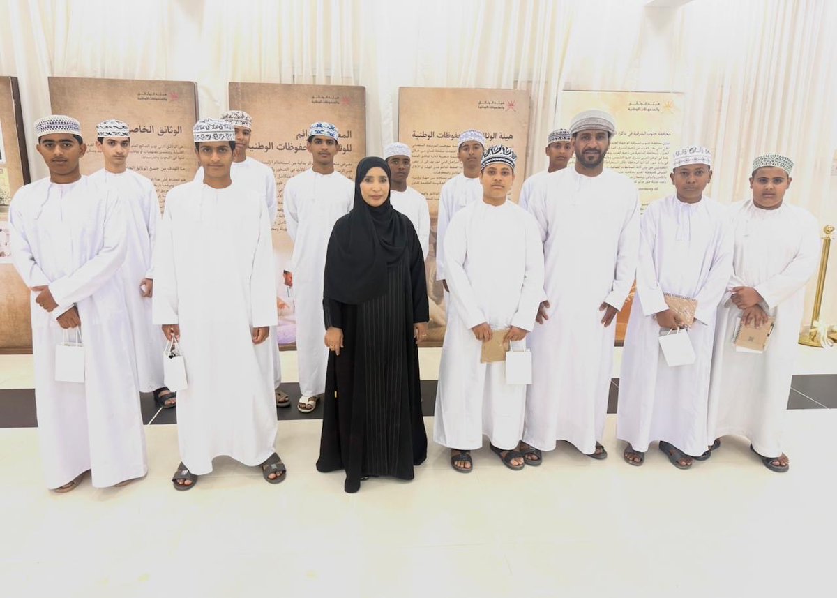 EduGovSsq5140's tweet photo. "شارك طلاب مدرسة الشيخ بلعرب بن مانع الإسماعيلي في زيارة المعرض الطلابيّ المتنقل  «ذاكرة وطن» بمدرسة لبابة بنت الحارث، بإشراف الأستاذ أحمد الإسماعيلي. واطّلعوا خلال الزيارة  على أبرز الوثائق والمحفوظات والخرائط والصور العُمانية القديمة
@EduGovSsq https://t.co/7JaCnJLCEA