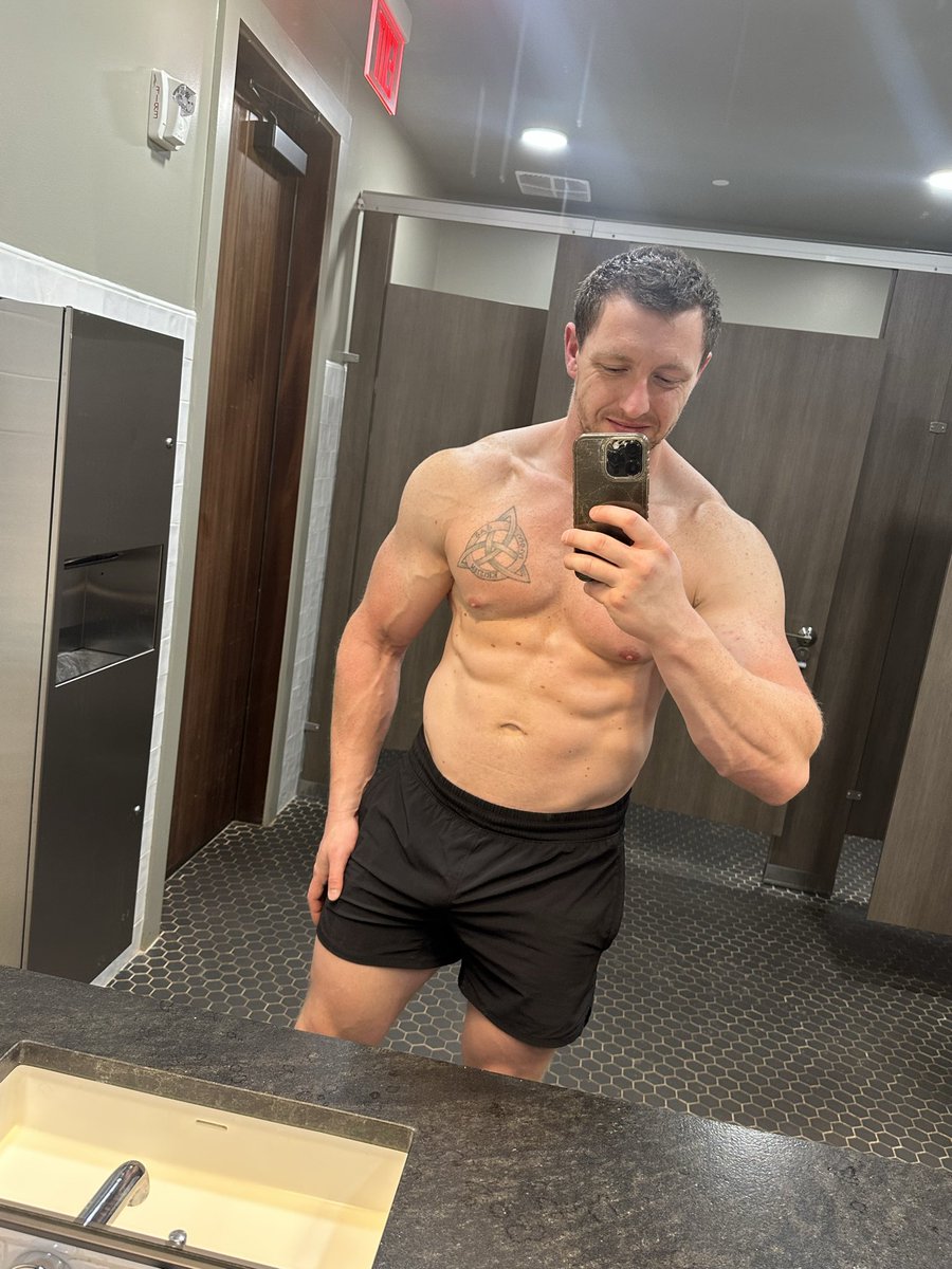 Bradley_Oxfordd's tweet photo. Happy Titty Tuesday. Make sure you make it to the gym today, babes 😉
#tittytuesday #chestday #pumppic #biguys https://t.co/fzB30NlP8v
