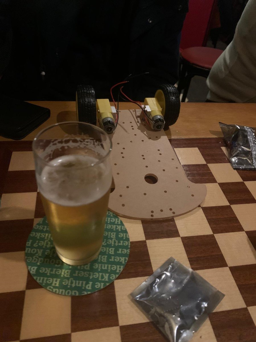 ZenderRadio's tweet image. Yeah first checked it with AI and say its possible... Tonight I asked in my local pub to my chess playing drinking-buddy, he explained me how to do it. #easy 🥂