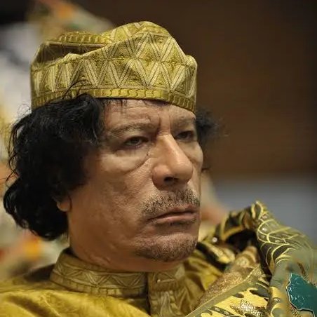 Burkina Faso Devlet Başkanı
 İbrahim Traoré:

“Libya’ya bakın — hemen yanımızda bir örnek.

Barış içinde yaşıyorlardı, değil mi? Evet, barış içindeydiler. Su ücretsizdi.

Birçok şey ücretsizdi. İnsanlar evlendiğinde zaten sosyal haklara sahip oluyordu.

Ama bugün Libyalılar her