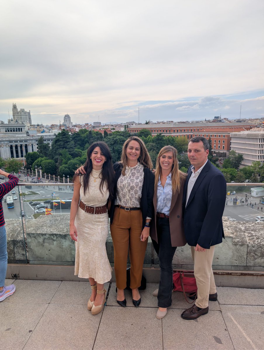PPHortaleza's tweet photo. Visitamos la principal sede del Ayuntamiento de @MADRID, el Palacio de Cibeles de la mano de nuestro presidente @IvoVP

Un edificio increíble desde el que se toman decisiones que mejoran el día a día de todos los madrileños. 

¡No dudéis en conocerlo! https://t.co/xgXF87pyLt