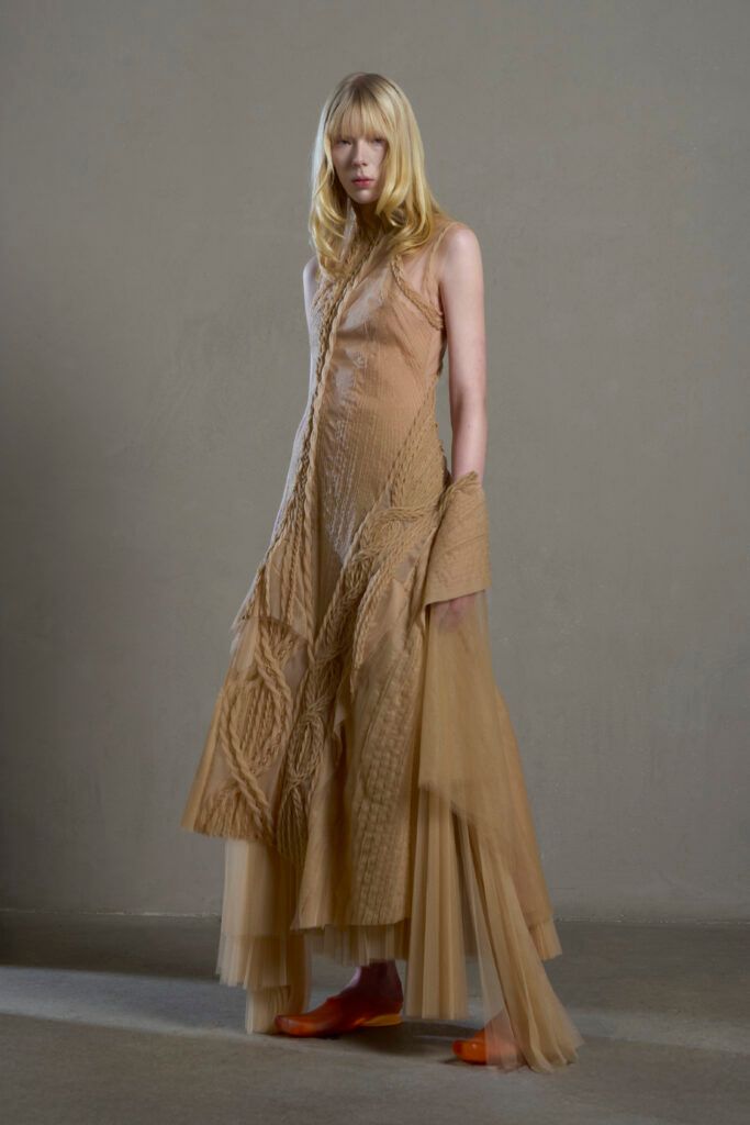 luxsure's tweet image. LùCHEN SS26 traite la couture comme comportement des matières. Gravité, tension, reconstruction. Le vêtement émerge d’une réaction, pas d’une forme fixe. 

#Luchen #HauteCouture #MaterialInnovation #FashionCraft #ParisCoutureWeek 

luxsure.fr/2026/04/27/luc…