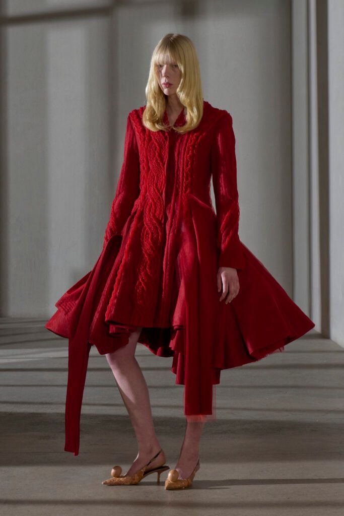 luxsure's tweet image. LùCHEN SS26 traite la couture comme comportement des matières. Gravité, tension, reconstruction. Le vêtement émerge d’une réaction, pas d’une forme fixe. 

#Luchen #HauteCouture #MaterialInnovation #FashionCraft #ParisCoutureWeek 

luxsure.fr/2026/04/27/luc…