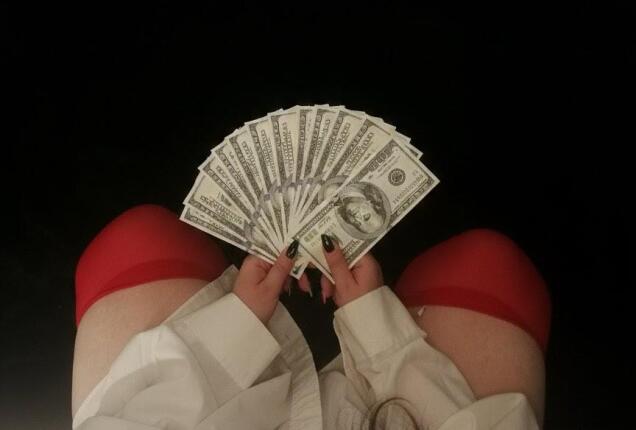 ToeTallyLizzie's tweet photo. Counting your hard earned money https://t.co/CBh8mjccOT #realloyalfans https://t.co/WWtJtp99nz
