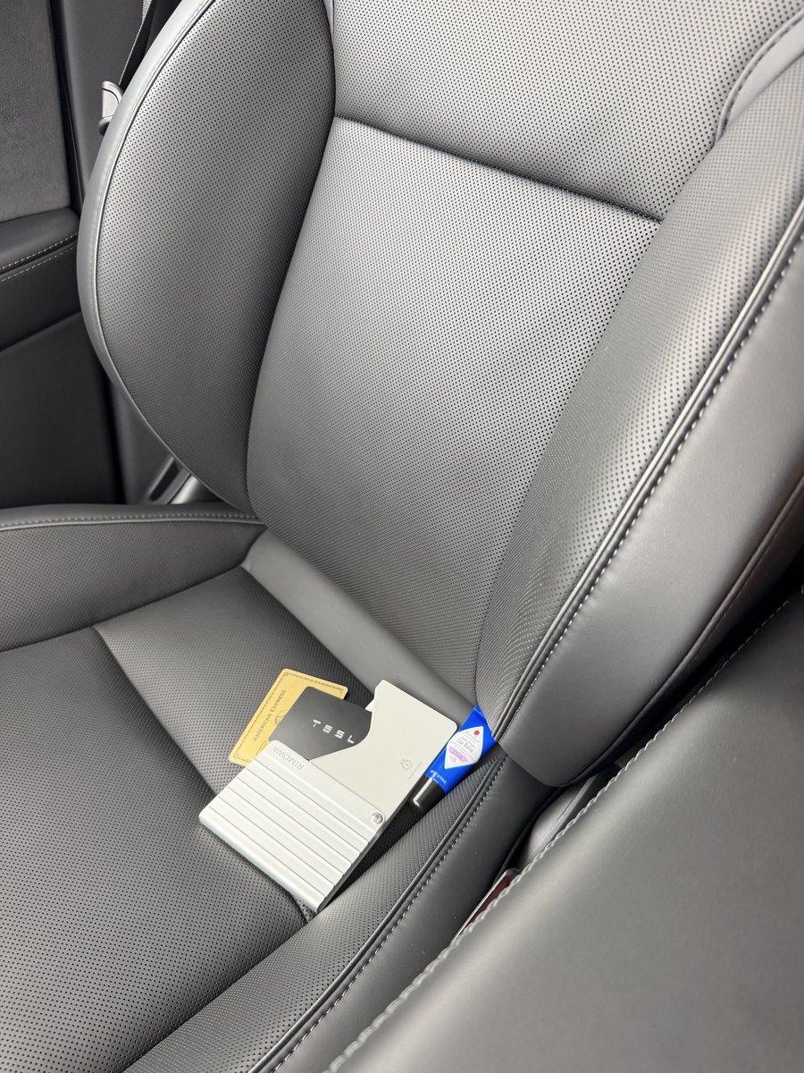 HC23y's tweet image. Vibing 😎🫶🚬

#Tesla
#ModelYPerformance2026