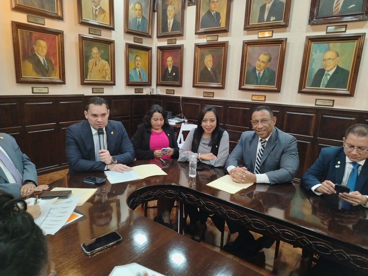 Bancada_PNH's tweet photo. El jefe de @Bancada_PNH @CCanoHn participa de la reunión de Junta Directiva con jefes de bancada para dirimir temas de agenda para debatir y aprobar en el pleno.

@TommyZambranoM
@LissiCano
@ArianaBanegasM
@taniapintohn https://t.co/ZpeJ1ALntu