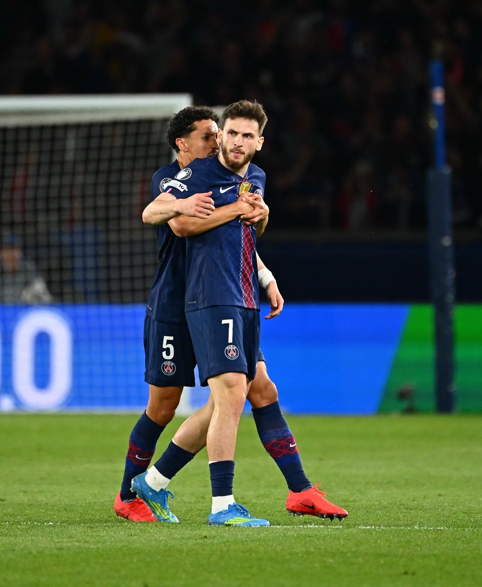 _BeFootball's tweet image. 🚨 Kvara 🇬🇪 est le 𝟯𝗲 𝗠𝗘𝗜𝗟𝗟𝗘𝗨𝗥 𝗕𝗨𝗧𝗘𝗨𝗥 𝗗𝗨 𝗣𝗦𝗚 en phase à élimination directe de Ligue des Champions 😱 !!!

🥇 14- Kylian Mbappé 🇫🇷 
🥈 9- Khvicha Kvaratskhelia 🇬🇪 
🥉 8- Ousmane Démbélé 🇫🇷 

(@Statsdufoot)