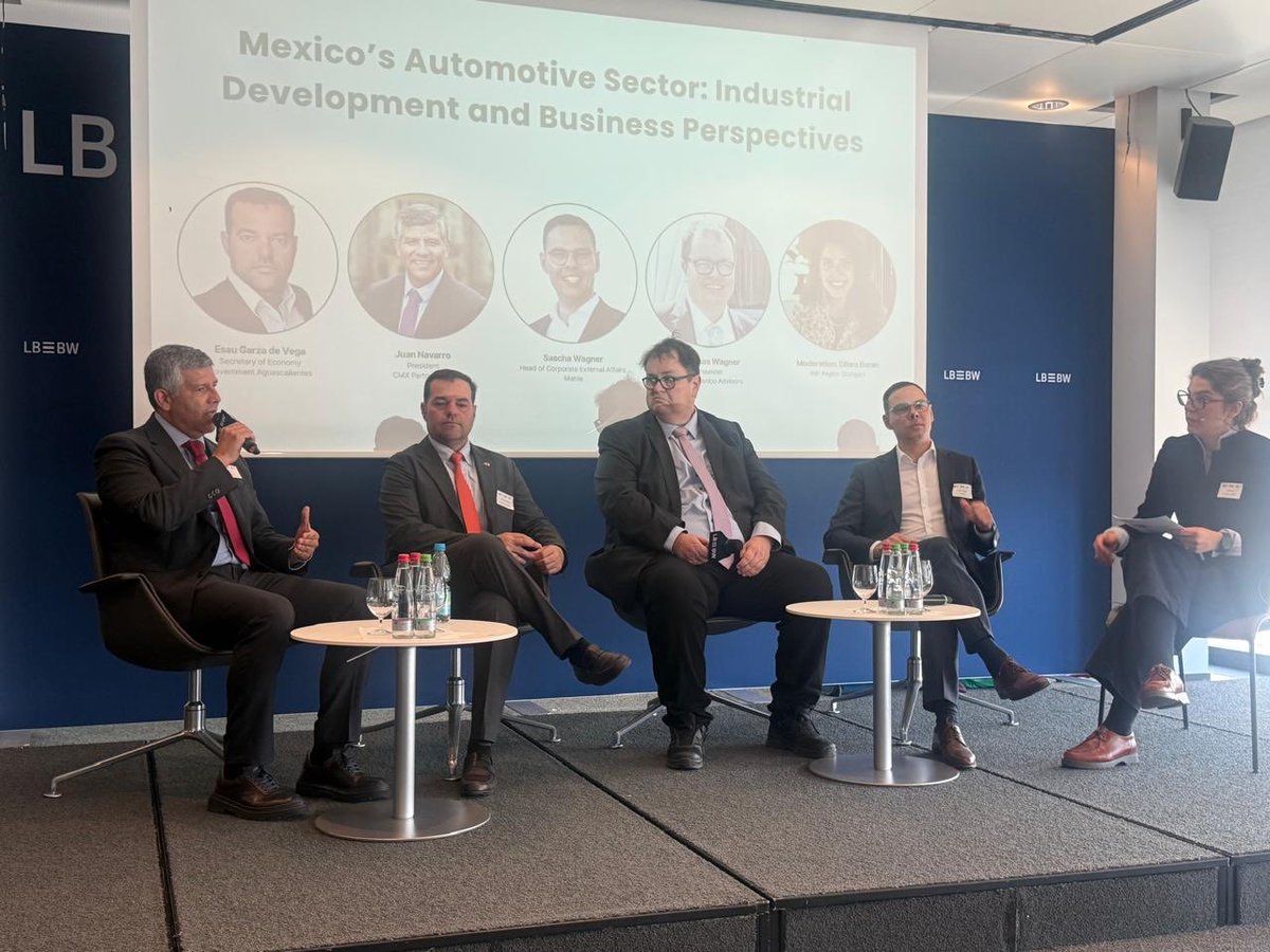 CMXpartnerships's tweet photo. At the 🇩🇪🇲🇽 Forum in Stuttgart, our president @jsnavarroe highlighted how electrification, digitalization, and resilient supply chains are transforming the automotive industry.
Mexico has a key opportunity to move up the value chain &amp; deepen collaboration with Germany. https://t.co/pq6RT3NCIc
