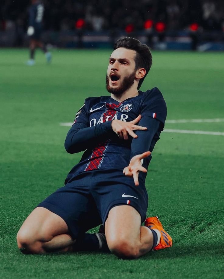 frabigol's tweet photo. Mientras algunos te dicen que ya no hay jugadores que gambeteen, Kvicha y Doue hacen estragos todos los partidos en el PSG.

El problema es que se la pasan viendo e hinchando por equipos de mierda que odian el fútbol como el Arsenal. 

Prendan la tele y aprecien estos jugadores. https://t.co/ttJI7Wzdeu
