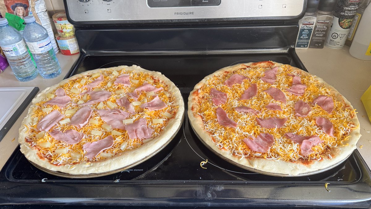 imtinyjennbetch's tweet photo. I made pizzas from scratch for lunch today 🥰💋💙🎥🔐✨ https://t.co/JTXIiHKJDB