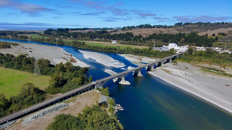 CaltransDist1's tweet photo. Travelers using Fernbridge on Route 211 in Humboldt County should plan for nighttime delays later this week.
From 4pm Thursday (4/30) to 6am Friday (5/1) expect 15-min delays while crews install changeable message sign structures as part of our seismic gates project.
#Fernbridge https://t.co/vKVmsylodl