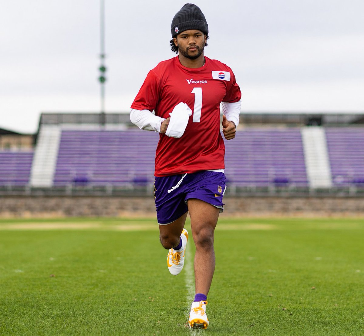 TheVikingAge's tweet image. Kyler Murray practicing with the #Vikings for the first time

(📸 by Vikings.com)