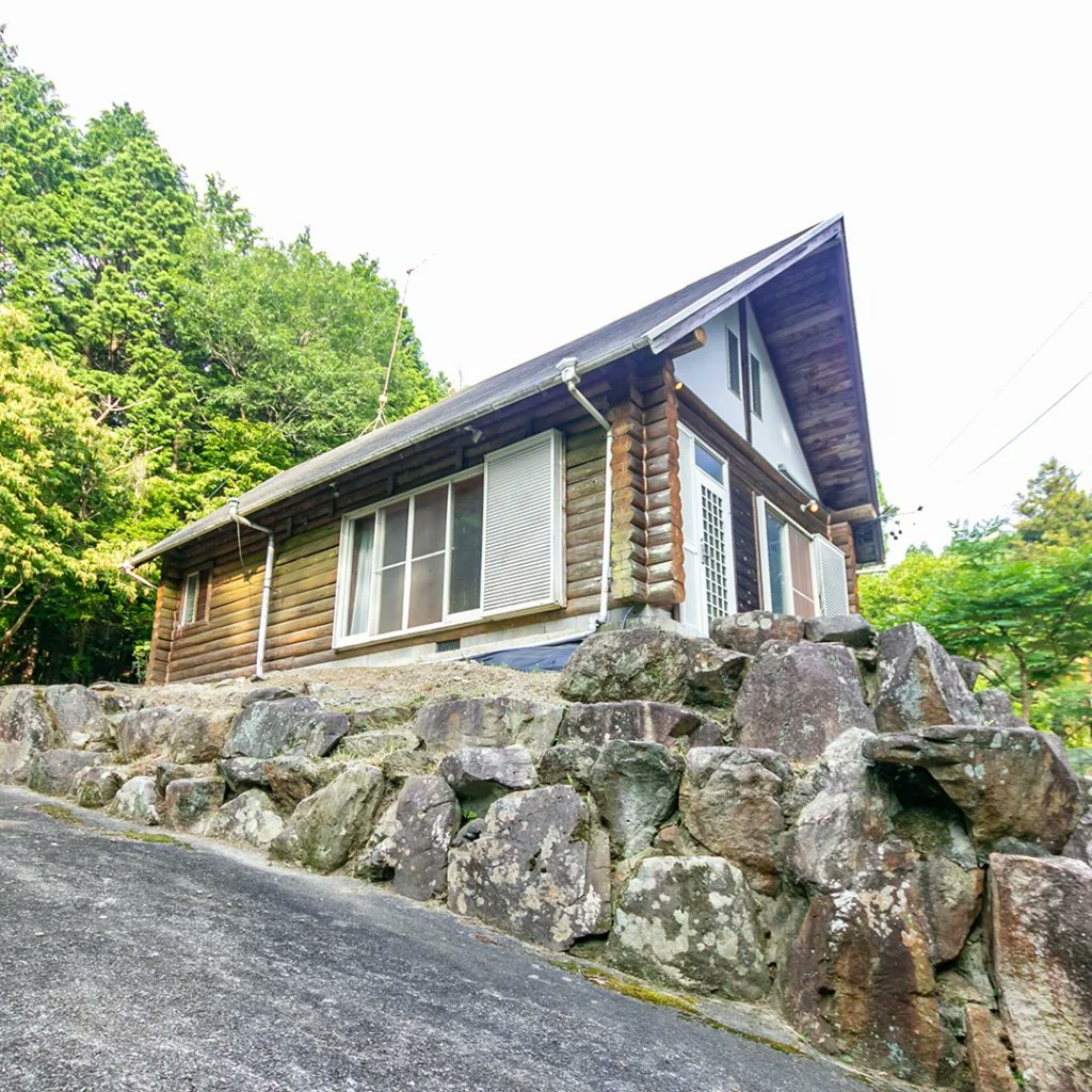 SmlEstate's tweet image. 三重県伊賀市柘植町　広々敷地で家庭菜園も楽しめるログハウス  sml-estate.com/?p=27223 #BBQ #ウッディハウス #ウッドデッキ #セカンドハウス #ログハウス