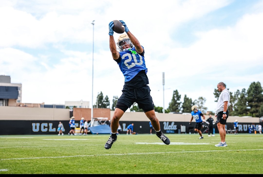 JesseGarciasae1's tweet image. Coaches continue to rave about redshirt freshman receiver Shane Rosenthal this spring. The former 3 ⭐ recruit is the all-time California high school reception leader.
@UCLAFootball #ucla #bruins
🐻🐻🐻🐻 4's up