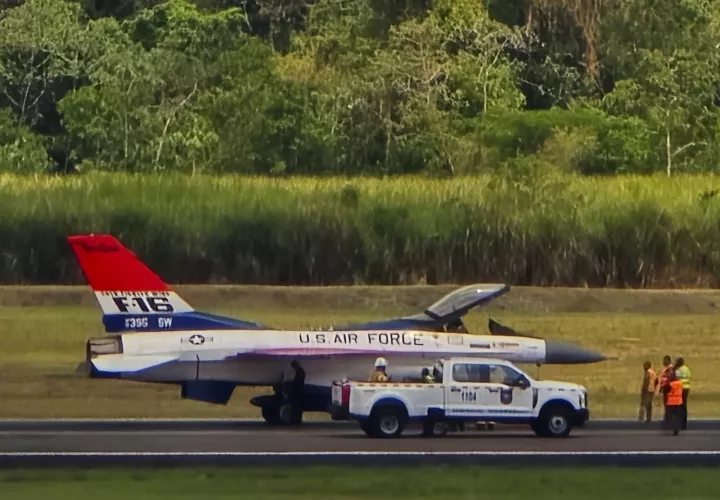 El caza F-16 de la Fuerza Aérea de Estados Unidos, perteneciente al equipo de exhibición F-16 Viper Demo Team, realizó un aterrizaje de emergencia este lunes en el Aeropuerto Internacional de Tocumen, en Panamá. 

La aeronave volaba junto a otra unidad de similares
