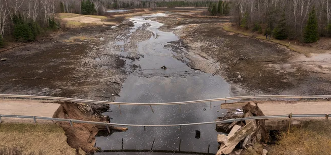 USS_Dams's tweet photo. Recent Detroit News highlights Michigan dam safety &amp; flooding concerns in the Cheboygan River system, reinforcing the need for sustained investment in aging infrastructure &amp; risk-informed upgrades. 🏗️

Learn more: https://t.co/XuEDKY5WNX

#USSD remains committed to dam safety! 🌊 https://t.co/VTepGfaTQ9
