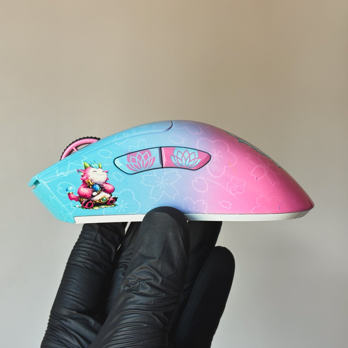 Razer DeathAdder V3 — Ahri Edition 🦊🌸

Charme também é dano.

Custom inspirada na Ahri, misturando azul e rosa com sakuras, detalhes laterais e aquela vibe de skin premium fora do jogo.

🖌 Customice Signature
🖱 Razer DeathAdder V3
🎨 Tema: Ahri
👨‍🎨 pedrobif
✏ <a href="/daniblury/">Blury</a>