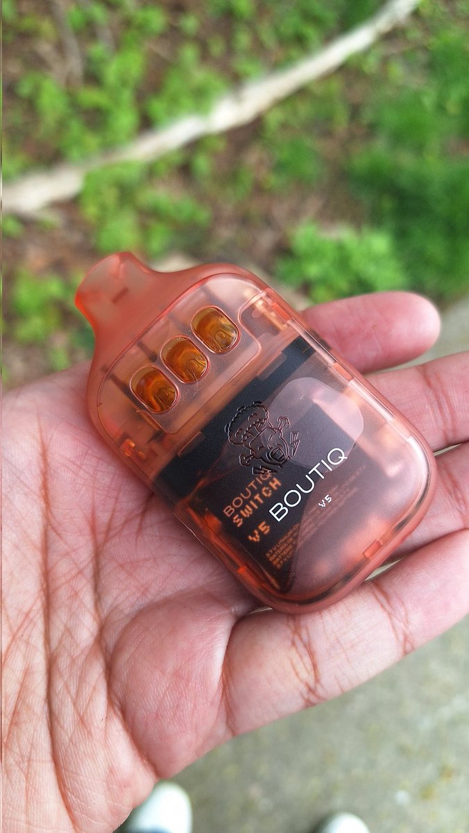 Bixlice's tweet image. what i found on the sidewalk..........HOOLLYYYYYYYYY GEMERALDDDDDDD💎💎👀👀 #LuckyDay