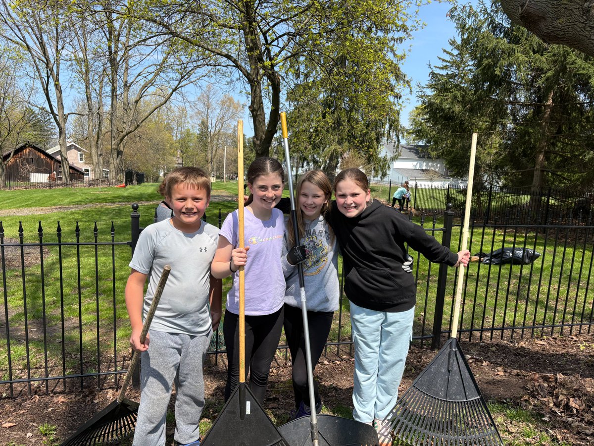 bloomfieldcsd's tweet photo. Last week, our Elementary Cares Club had the opportunity to give back to our community by helping clean up the grounds at the Bloomfield Historical Society. We’re so proud of their generosity and willingness to make a difference! 🫶💙🫶

#BCSProud https://t.co/aQuuD90Vki