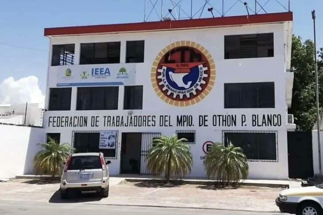 MR_Comunica01's tweet photo. 📉 CHETUMAL SIN MARCHA OBRERA; DEMANDAS SIGUEN SIN RESPUESTA

La ausencia del tradicional desfile refleja el debilitamiento de la voz sindical y la falta de avances en demandas laborales históricas.

SÍGUENOS: https://t.co/LLljMwimof https://t.co/oFlM9EBbIX