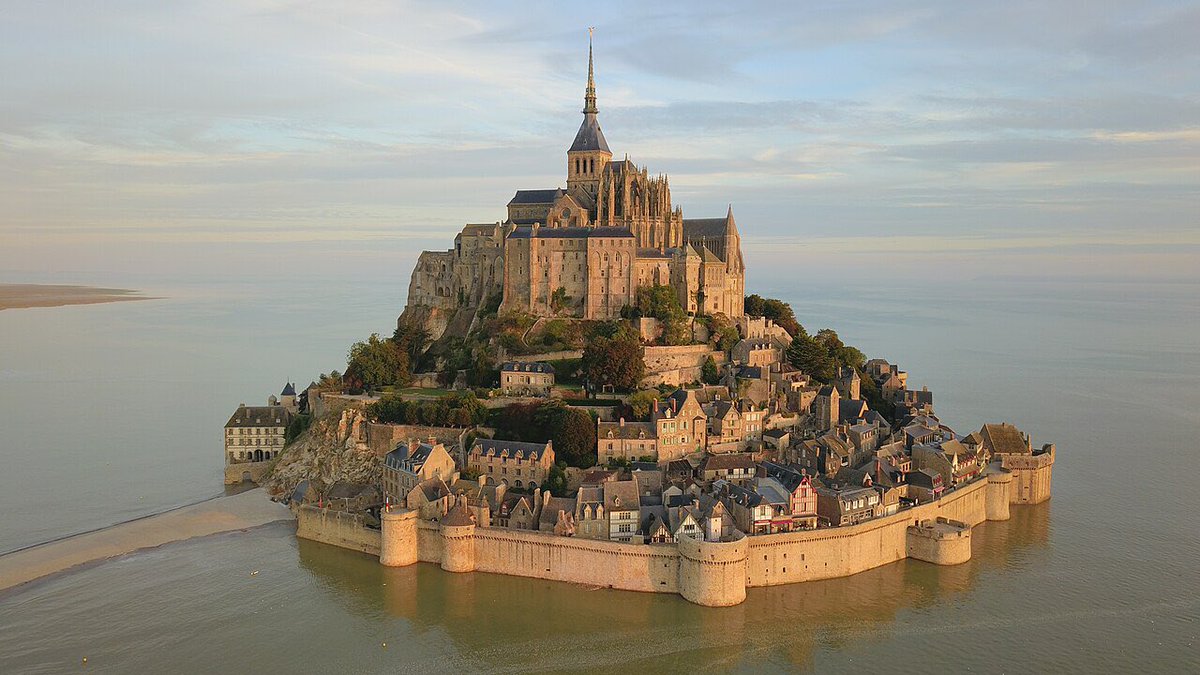 MikuMJ_'s tweet photo. Info intéressante 👀 Kamome Shimaraha a dit que le Mont-Saint-Michel en France a servi d’inspiration pour la ville Carn dans Witch Hat Atelier https://t.co/S19K9wravo