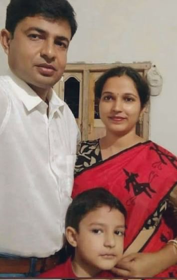 biswajitroy2009's tweet photo. Bengalis of WB - The individuals in the image are Bandhu Pal, his wife Beauty Pal &amp; their young son Angan Pal. Beauty Pal was 8 months pregnant when all 3 were hacked to death by @AITCofficial goon Utpal Behera on October 8 2019.

Let these faces guide your vote on April 29. https://t.co/IuWPZMtpwC