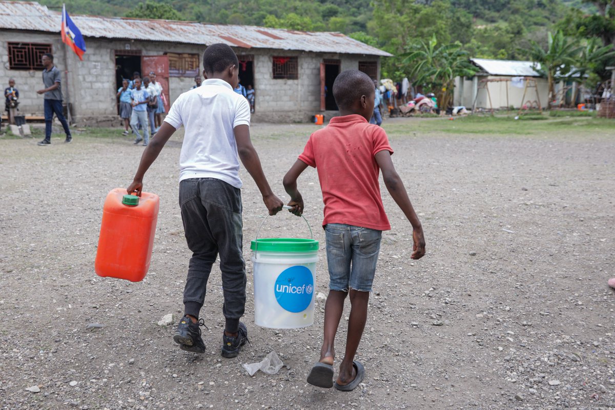 UNICEFHaiti's tweet photo. After fleeing violence in Marchand Dessalines, many families sought refuge in Saint-Michel de l’Attalaye.

In such crises, poor hygiene risks the spread of waterborne diseases like cholera. With @OCHAFunds funding, UNICEF provided hygiene kits to hundreds of people 💙. https://t.co/kejlaU8GkZ