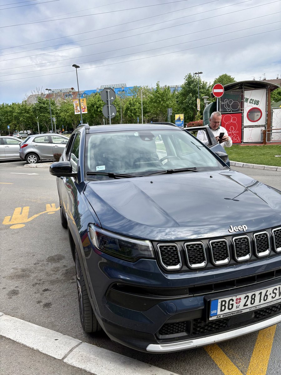sedefasta's tweet photo. Hajte molim vas da učinimo poznatim ovog bahatog - molim za RT!

Parkirao na mesto za porodice sa malom decom. A gomila slobodnih unaokolo! Prvo sam lepo pitala jel u redu tu da parkira, a on sa podsmehom: jeste. Tek tad sam uzela da slikam, na šta je on počeo da preti i vređa. https://t.co/FAYn6HJ21i