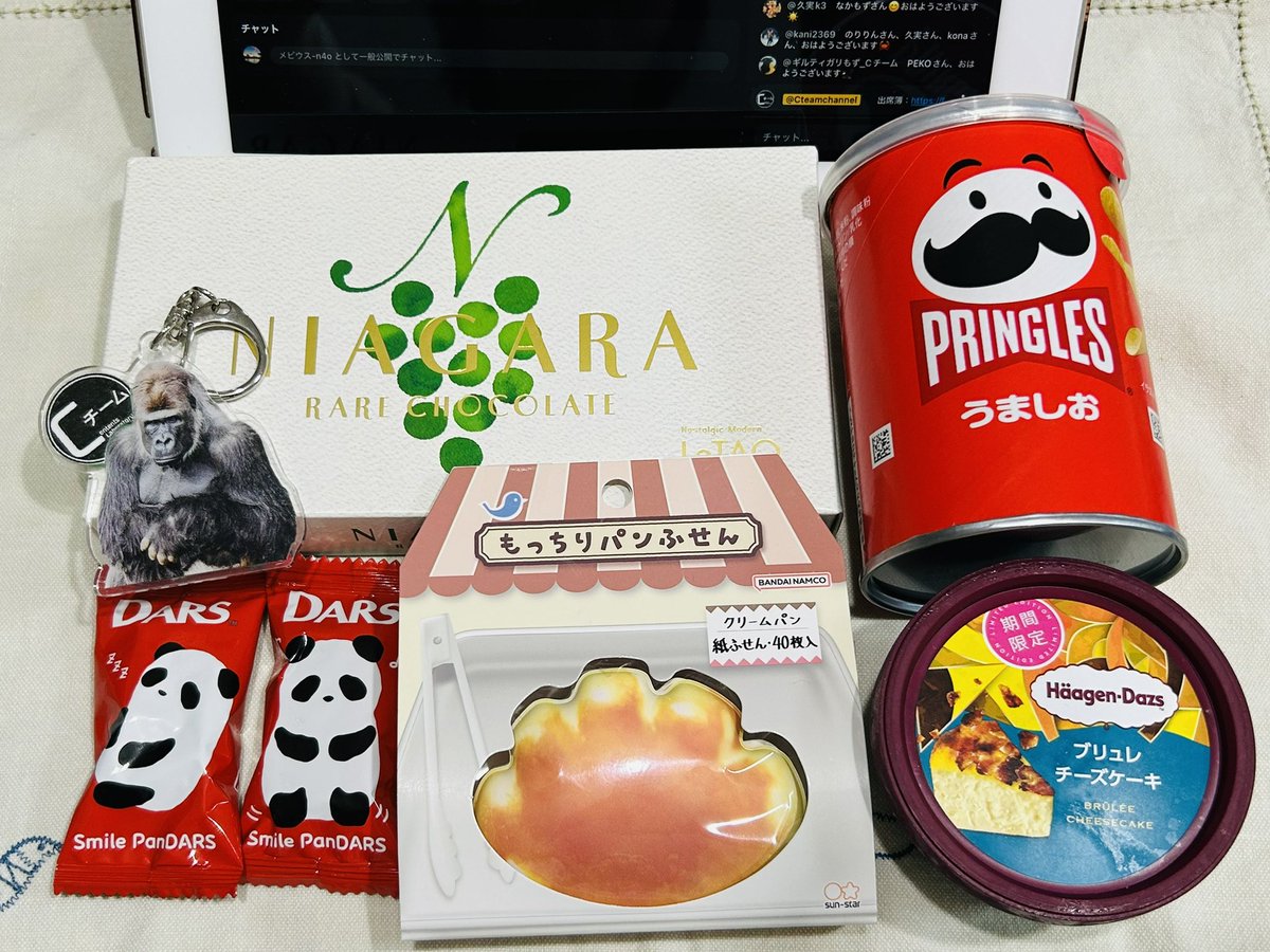 mn02091975's tweet photo. かき集めた今日のおやつ🐼🍫🍨🍇🍫
クリームパンがないからふせんで代替😂
服装もばっちり決めたし、気合い入れてやるぞーーー!🔥🦍🔥
#シャロ勉合宿
#イタチャチャハウス
#Crazy7 https://t.co/xuk3A26kTp