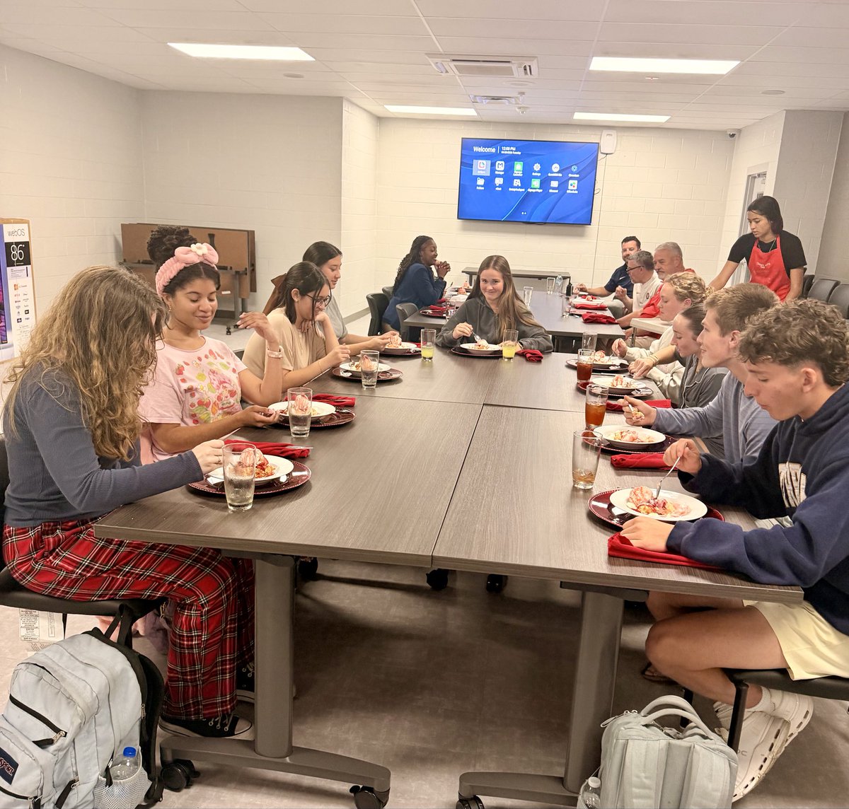 OaklandRCS's tweet photo. Guess what? @OaklandRCS honored our ACT 30+ students today with a meal prepared by our Amazing Culinary Arts class! True Patriots…both groups…ACT super stars and Culinary Arts super chef stars! #onceapatriot @rucoschools @RuCoCTE https://t.co/GOtofHiYw8