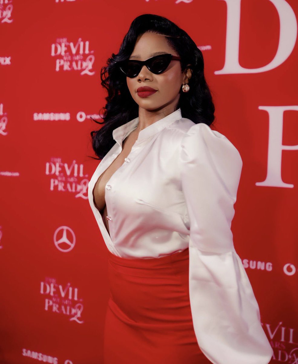 𝒟𝑒𝑒 💜 tweet media