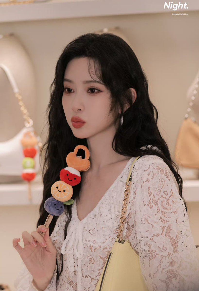 YeJiApSadiyi's tweet image. 28.04.26 🌺 #MengZiyi asistió al evento de la marca #MichaelKors 😍✨

#孟子义 #ZoeyMeng #MengZiyixMichaelKors