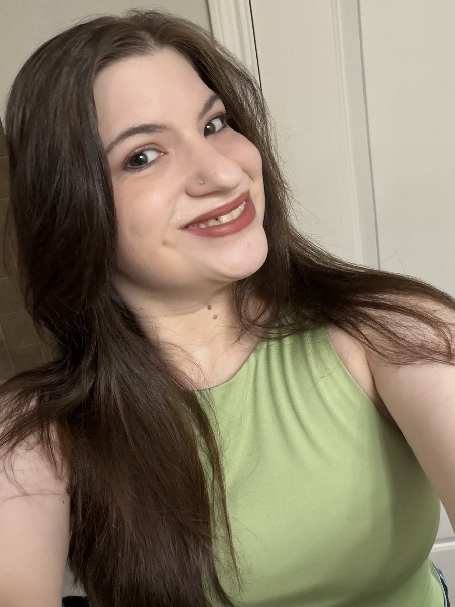 kaittlkstoomuch's tweet image. Is this the snot green Maysilee says the D1 tributes wear? #jobinterview #wishmeluck @Panachebarker