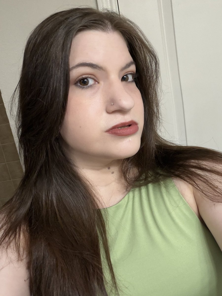 kaittlkstoomuch's tweet image. Is this the snot green Maysilee says the D1 tributes wear? #jobinterview #wishmeluck @Panachebarker