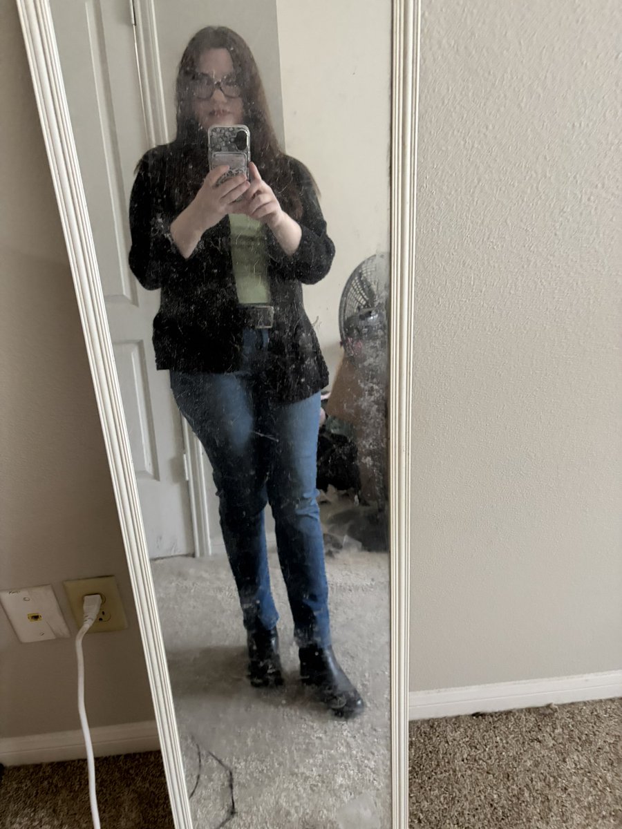 kaittlkstoomuch's tweet image. Is this the snot green Maysilee says the D1 tributes wear? #jobinterview #wishmeluck @Panachebarker