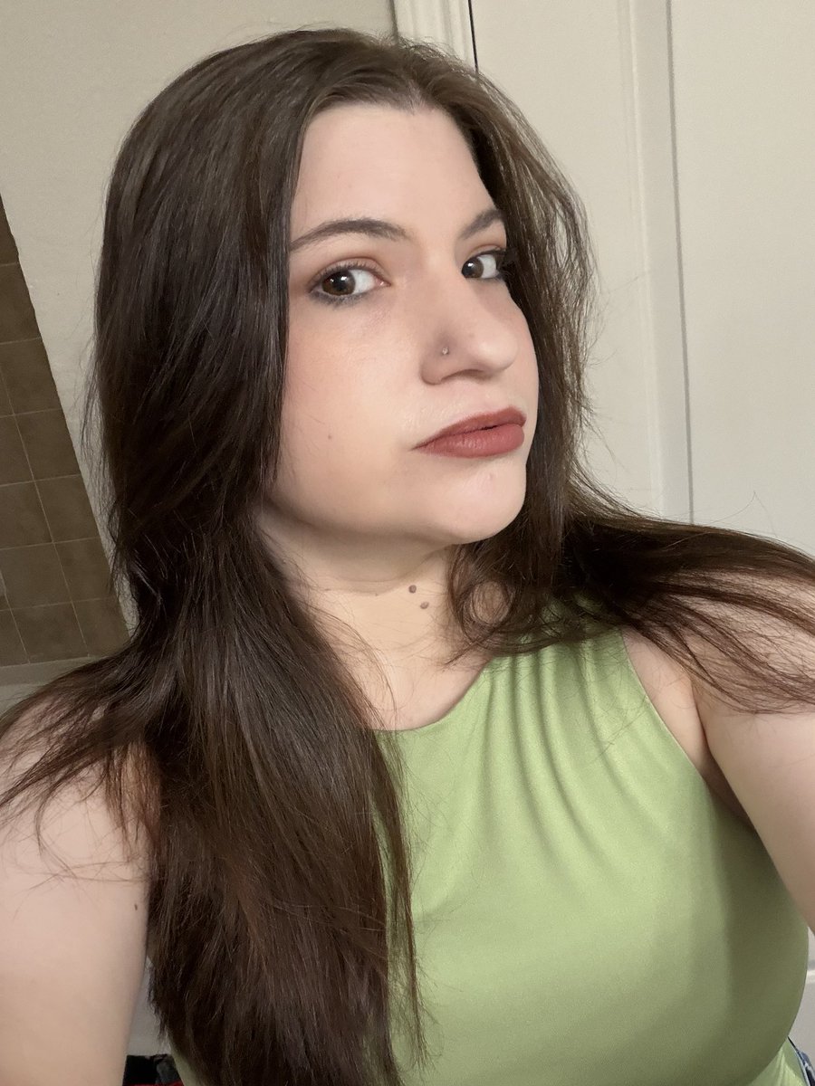 kaittlkstoomuch's tweet image. Is this the snot green Maysilee says the D1 tributes wear? #jobinterview #wishmeluck @Panachebarker