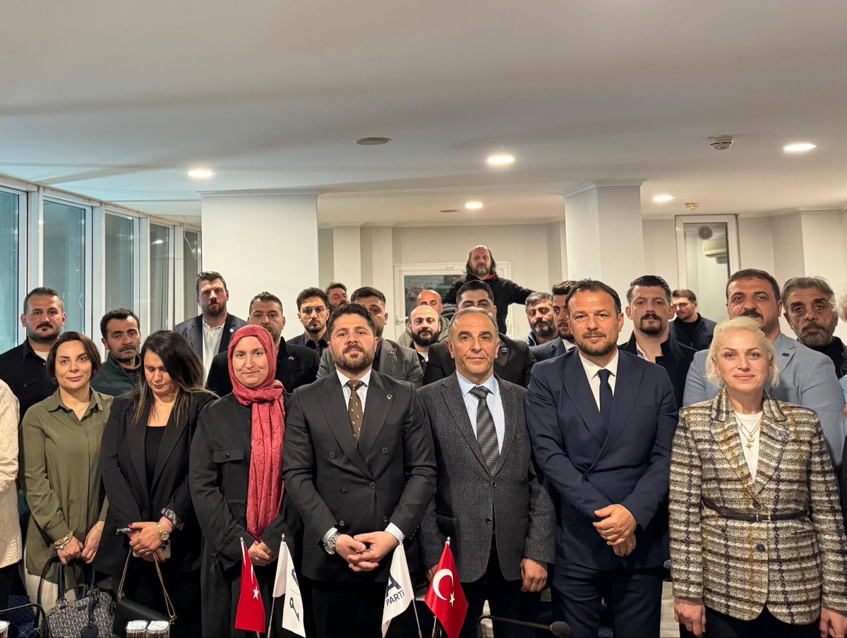 ⸻

📍 Trabzon’da teşkilat ruhu her geçen gün güçleniyor!

Anahtar Parti Trabzon İl Başkanımız Muhammed KALKIŞIM’ın liderliğinde; Ortahisar İlçe Başkanımız Murat AKYÜZ ve teşkilatımızın kıymetli üyelerinin katılımıyla il binamızda coşku dolu bir tören gerçekleştirdik.