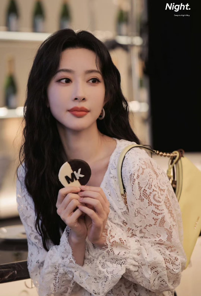 YeJiApSadiyi's tweet image. 🌺#MengZiyi x #MichaelKors ✨
Princesita hermosa😍🥰

Cr: Night | 孟子义

#孟子义 #ZoeyMeng #MengZiyixMichaelKors