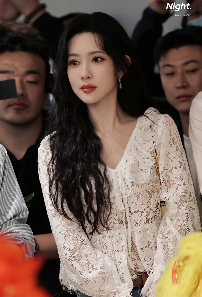 YeJiApSadiyi's tweet image. 🌺#MengZiyi x #MichaelKors ✨
Princesita hermosa😍🥰

Cr: Night | 孟子义

#孟子义 #ZoeyMeng #MengZiyixMichaelKors